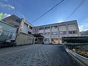 生駒市立あすか野小学校 徒歩11分。 850m