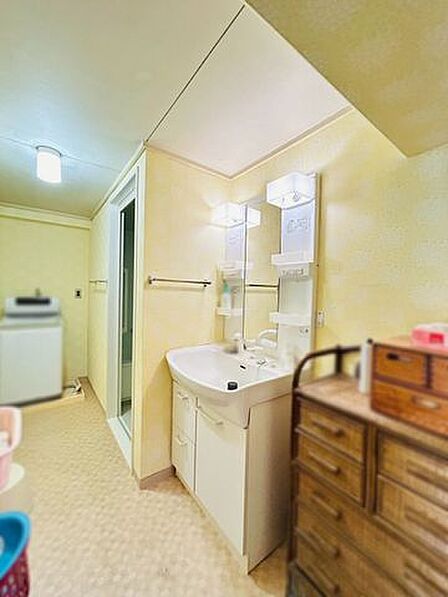 三面鏡タイプの洗面化粧台を採用。身だしなみチェックがしやすく、収納スペースも備えた機能的な仕様です♪
