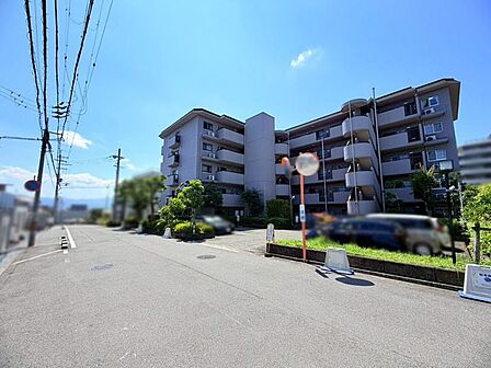 カウンターキッチンを採用。リビングを見渡しながら調理ができ、ご家族とのコミュニケーションも取りやすいです♪