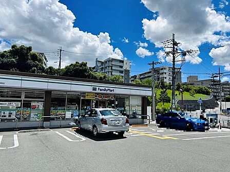 ファミリーマート奈良鶴舞西店 徒歩16分。 1250m