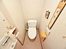 トイレ：白を基調とし、清潔感のある空間。トイレ内に手洗いスペースを備え、洗面室まで移動せず手洗いができます♪