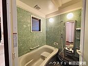 足を伸ばして入れるバスタブ。子どもと一緒に入ってコミュニケーションの時間にも。