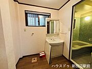 清潔な洗面化粧台です。毎日の身だしなみチェックはこちらでどうぞ。小物を置くスペースもあって使い勝手便利ですね。