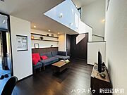 明るい色のフローリングと壁紙で清潔感がありますね。