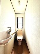 大きな窓付のトイレです。足元も広く、手洗い、収納付で機能的です。