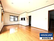 落ち着いた木目と白を基調にした18.5帖は毎日家族が団らんできる落ち着いた空間です。