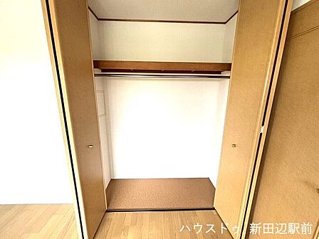 収納力の高いクローゼットなので大切なお洋服も綺麗に収納できます。お洒落を楽しむ方にも納得いただける広さですね。