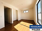 約7.5帖のお部屋にはバルコニーがありお布団もラクラク干せます。収納スペースも大き目です。