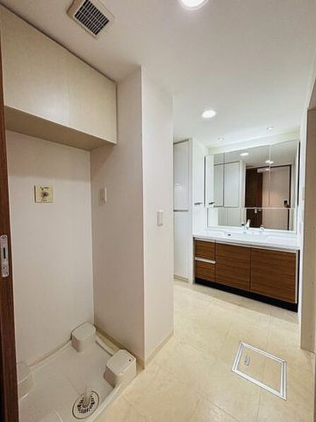 導線上に配置された洗濯機置き場、脱いだ衣類をそのまま洗濯機に。