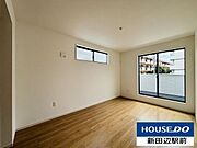 二階の2部屋は南に面しているため日中は明るいお部屋で過ごせます。7帖洋室はバルコニーから日差しが入ります。