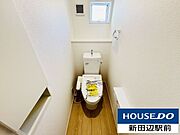 足元の広いトイレです。収納もあり、窓付です。