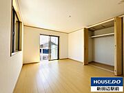 約10帖のお部屋にはバルコニーがあり、お布団もラクラク干せます。クローゼットも大型です。2面採光で明るいお部屋です。