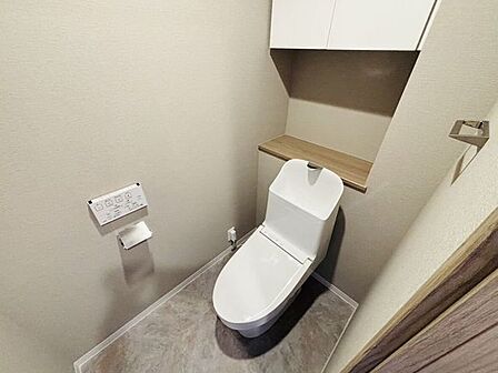 トイレには戸棚を設けており、トイレットペーパーのストックや替えのタオルなどの収納にお使い頂けます。