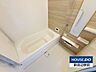浴室：木目調の壁がおしゃれな浴室です。