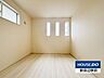 室内：窓が複数あり、お部屋が明るくなります。