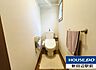 トイレ：AIによる家具、調度品を消しています。窓付で足元の広いトイレです。