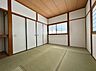 室内：窓が複数あり、風通しの良い空間です。