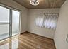 子供部屋：窓が2か所あり、光が差し込む空間です。