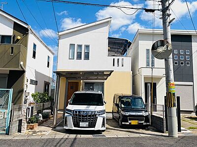 外観:1台分のカーポートが付いています。 外観:1台分のカーポートが付いています。