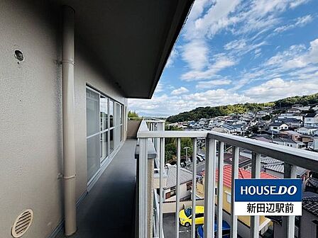 高台にあるマンションの最上階なので景観も良好ですね。