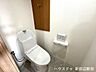 トイレ：トイレには戸棚を設けており、トイレットペーパーのストックや替えのタオルなどの収納にお使い頂けます。