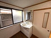 収納付きの洗面化粧台が設置されております。洗面用品などスッキリ収納できます。