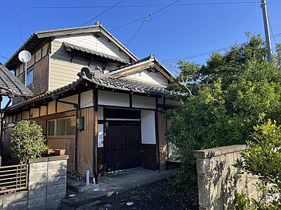 外観：南向き、木造瓦葺の2階建てです。