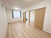 2階9帖洋室を別角度から見た様子です。※写真はAI加工により家具等を消去しています。現況と異なる場合は現況を優先します。