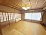室内：2階和室（8畳）の様子です。南側に大きな窓がありお部屋が明るいです。