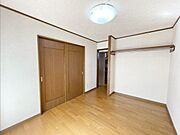 2Ｆ6帖の洋室を別角度から見た様子です。収納スペースのあるお部屋です。