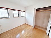 三連窓から光が差し込むお部屋です。