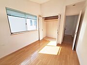 2F約5.5帖の洋室です。収納付きでお部屋をスッキリ広く使えます。