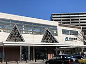 東舞鶴駅(JR西日本 舞鶴線) 徒歩7分。車5分。舞鶴線と小浜線の終点となる駅です。2021年3月よりICOCAが使用できるようになりました。 500m