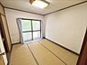 室内：2F約5.2帖のお部屋です。バルコニーへと繋がっております。※写真はAI加工により家具等を消去しています。現況と異なる場合は現況を優先します。