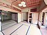 室内：1F6帖の襖を開放すれば二間続きで広々と使える和室♪床の間や収納を備えた、和の趣を感じる空間です！※写真はAI加工により家具等を消去しています。現況と異なる場合は現況を優先します。