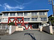 舞鶴市立倉梯小学校 徒歩15分。創立から150年を迎え、「すすんで学ぶ、やさしくたくましい児童の育成」を教育目標とした小学校です。約400名の児童が通っています。 1160m