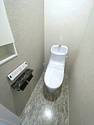 【2階トイレ】壁面にはトイレットペーパーなどをすっきり隠せる収納ニッチを配置◎（2026年5月撮影）