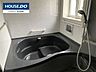浴室：黒を基調とした浴槽が目を引くバスルームです。