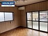 洋室：バルコニーへスムーズに出入りできる大きな窓がある明るいお部屋です
