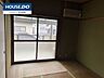 和室：落ち着いた色合いの畳と壁でリラックスできる空間です