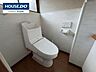 トイレ：清潔感のある白を基調とした快適なトイレ空間です。※画像内の家具・残留物はAI処理にて消去しております。実際の室内の状態は現地にてご確認ください。