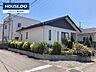 外観：前面道路(2)ゆとりある前面道路に面した角地で、圧迫感の少ない開放的なロケーション。平家住宅の存在感がより引き立つ立地です。