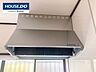 キッチン：レンジフードレンジフードを備えたキッチンで、調理中の煙やニオイをしっかり換気。快適で清潔なキッチン環境をサポートします。