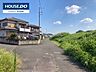 外観：前面道路(1)前面道路はゆとりがあり、車の出し入れがしやすい住環境です。毎日の通勤やお買い物も快適にご利用いただけます。