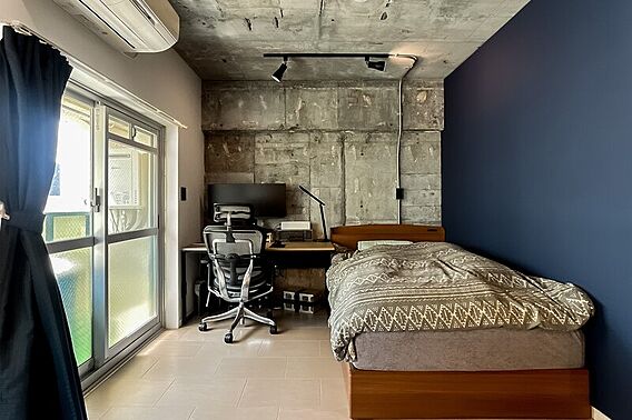 窓辺のベッドス...