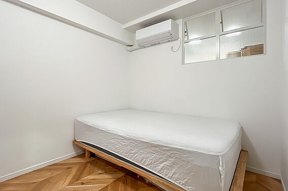 約4帖の洋室は...