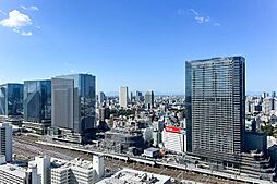 バルコニーからの眺望/住戸は34階と高層部に所在。都会らしいビル群、その先には遠くまで広がる街並みが望めます。お天気のいい日は「富士山」も！
