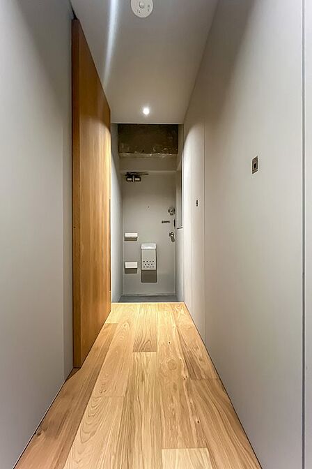 土間・壁・天井はグレーで統一され、そこに建具とフローリングの木が映えています。