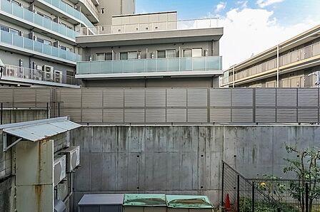 1階所在で、お向かいには共同住宅がありますが、マンションの敷地分の距離がしっかり取れており、圧迫感などは感じにくいかと思います。