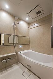 石調のパネルが使われたバスルーム。こちらも上品な雰囲気です。